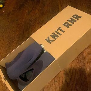 Original knit YEEZY runners. Size 8. Barely worn.